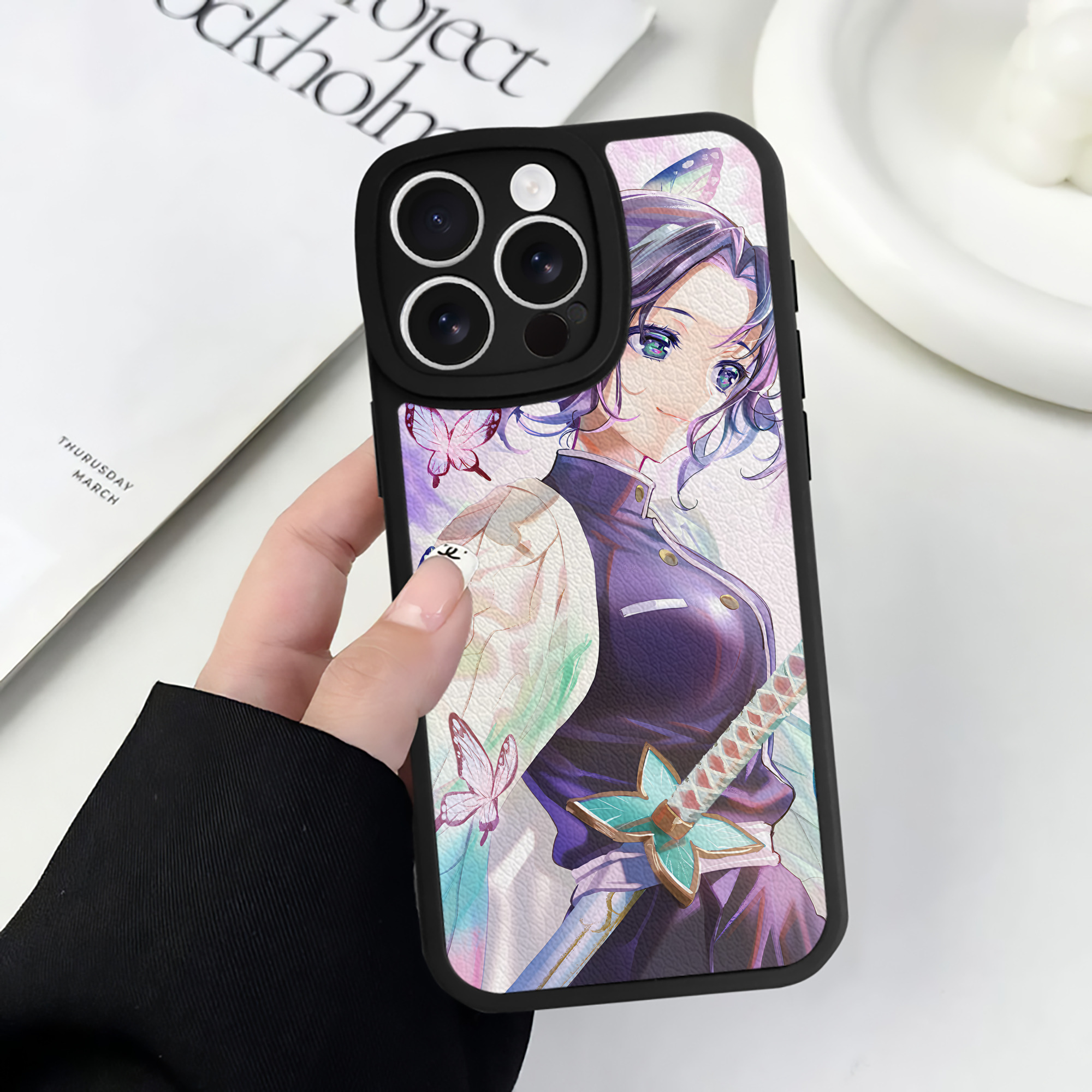 （画像用） 鬼滅の刃（きめつのやいば）蟲柱-胡蝶 しのぶ／こちょう しのぶ Kochou Shinobu 【iPhone 16シリーズ対応】シリコンスマホケース（レザー調） 材質：シリコン